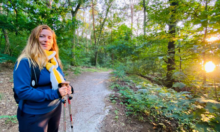 Brigitta Balas am Waldweg beim Fastenwandern