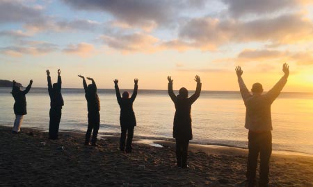 Yoga am Ostseestrand im Sonnenuntergang