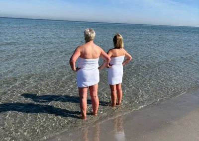Zwei Frauen am Strand