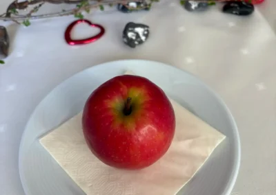 Fastenbrechen - ein Apfel auf dem Teller